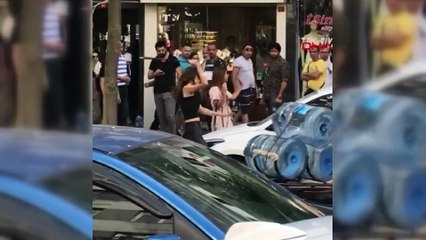 Sinir krizi geçiren kadın otomobilini parçaladı