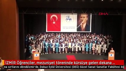 İZMİR Öğrenciler, mezuniyet töreninde kürsüye gelen dekana sırtlarını döndü