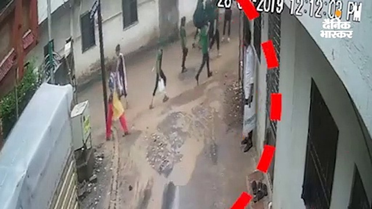 खंभे को छूते ही करेंट से युवती की मौत
