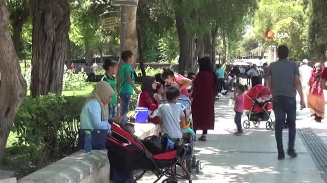 Termometreler 43 dereceyi gösterdi...Sıcaktan bunalan vatandaşlar gölgelik alanlara akın ediyor