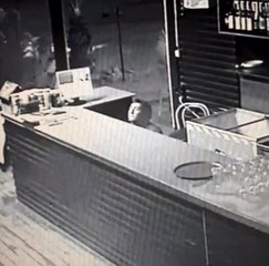 Kırgız hırsız, ülkesine kaçarkan uçağın merdivenlerinde yakalandı