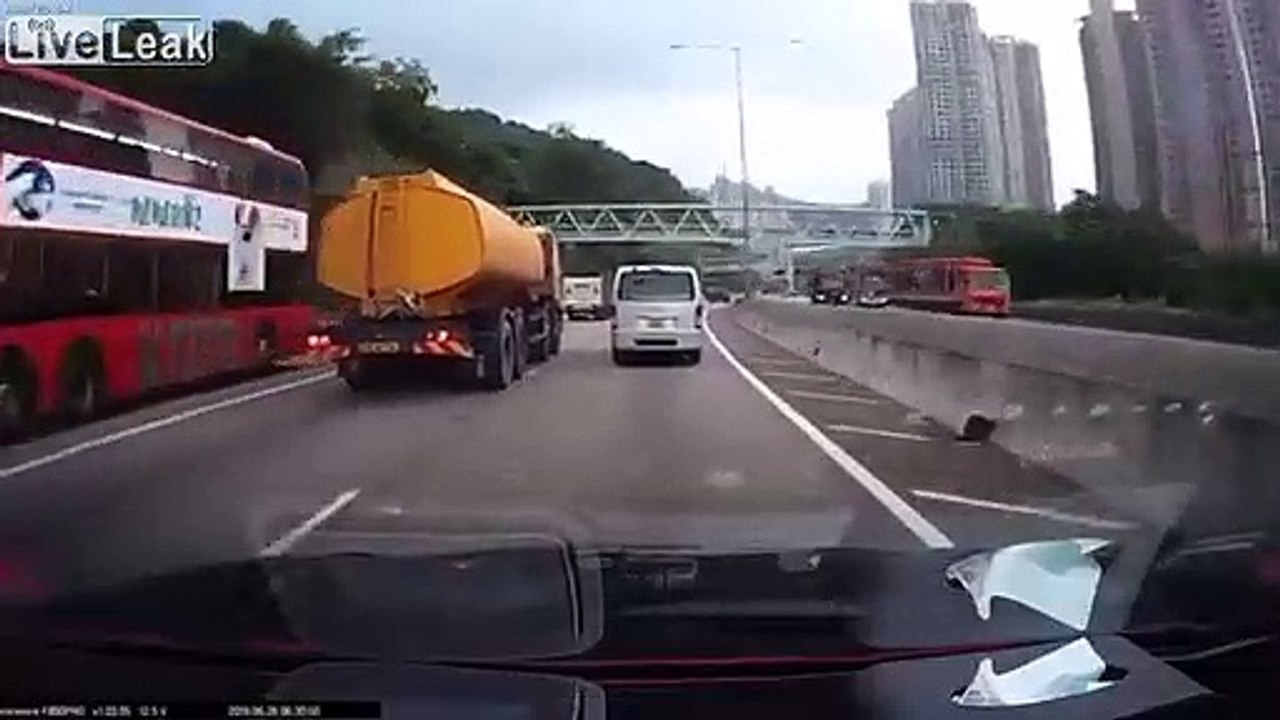 Renversement d'un camion citerne qui se vide d'eau sur l'autoroute !