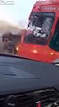 Ce chauffeur de bus se défend à l'extincteur contre un conducteur énervé !