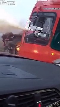Ce chauffeur de bus se défend à l'extincteur contre un conducteur énervé !