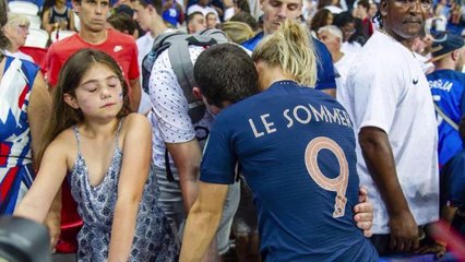 PHOTOS. Eugénie Le Sommer réconfortée par son fiancé Florian a...