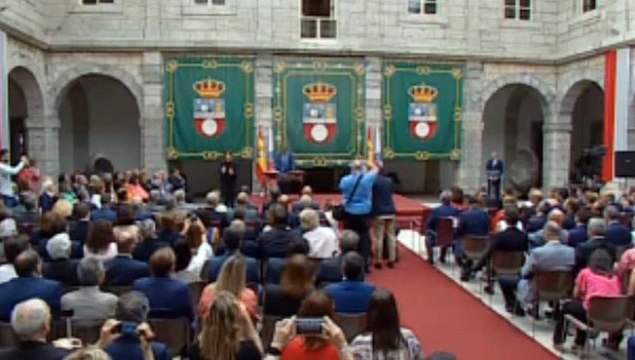 Revilla toma posesión como presidente de Cantabria