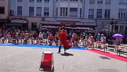 La strong lady Betty Brawn sort les muscles