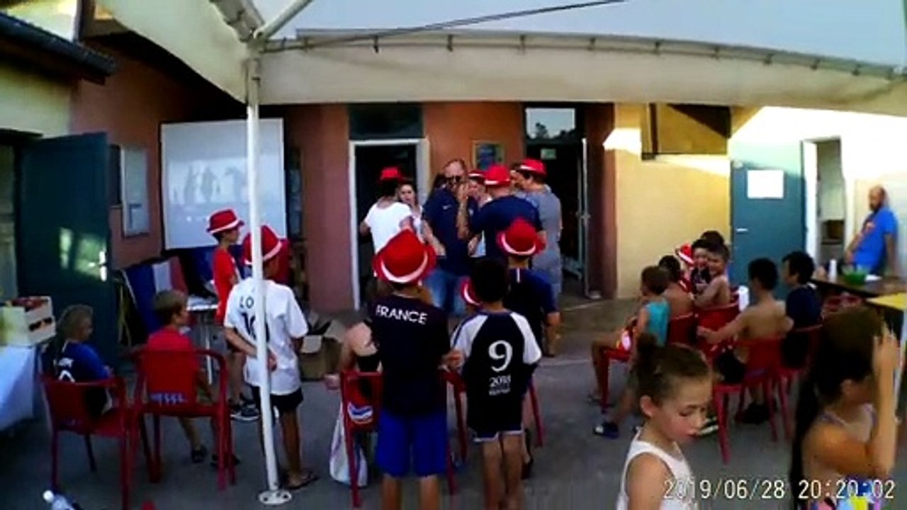 U11 Les Chapeaux ronds rouges sont appelés