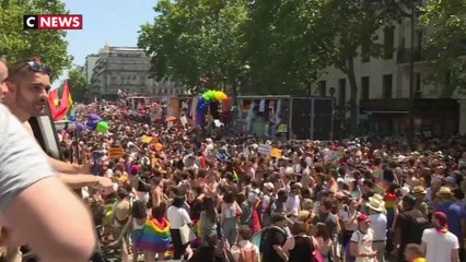 La marche des fiertés colore Paris