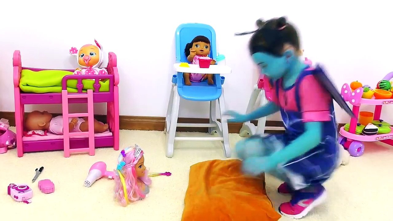 Alice and Junior Vampirina Plays with Magic Mirror