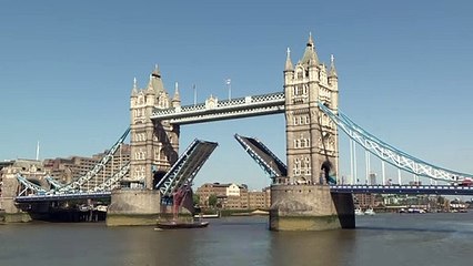 جسر "تاور بريدج" في لندن يحتفي بمرور 125 عاما على تدشينه