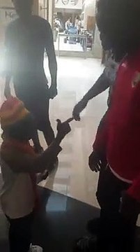 Grand P donne des consignes à Naby Keita du Syli national