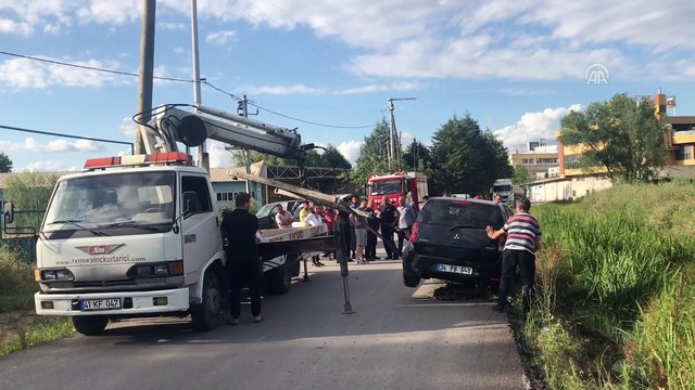 Tankerle karşılaşan otomobil yola sığmayınca dereye düştü - KOCAELİ