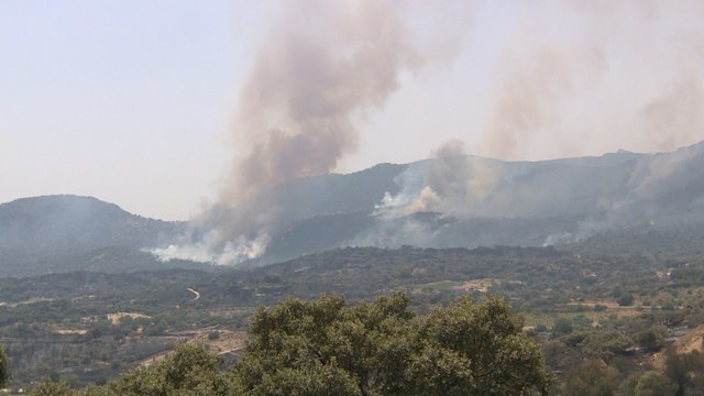 Los Bomberos buscan parar el incendio de Almorox-Cadalso