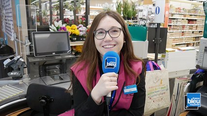 Cet été, Léa est hôtesse de caisse