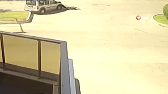 Kamyonet ile çarpışan ambulans böyle devrildi