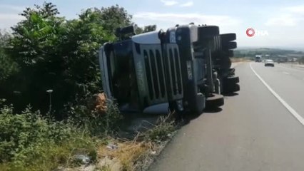 Tekirdağ'da tuğla yüklü tır devrildi: 1 yaralı
