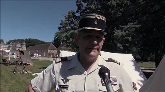 Le Lieutenant Colonel De Coligny, délégué militaire départemental, explique les journées départementales des Armées