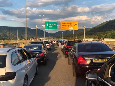 Gurbetçiler sınır kapısında kilometrelerce kuyruk oluşturdu