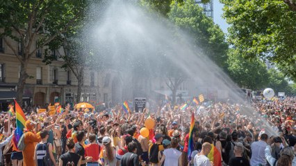 Gay Pride sous la chaleur à Paris : « On savait qu'on allait souffrir »