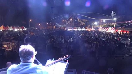 Azerbaycanlı şarkıcıdan sağanak altında konser