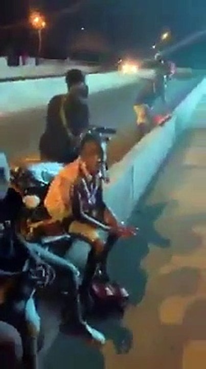 Faute de courant électrique, des élèves révisent sous des lampadaires dans les rues de Conakry