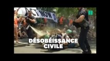 Des militants pour le climat délogés par les lacrymogènes sur un pont de Paris