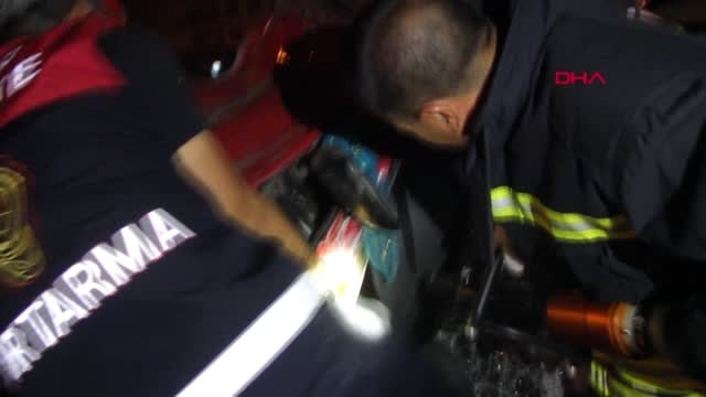 SİVAS DÜĞÜN KONVOYUNDAKİ TIR OTOMOBİLE ÇARPTI 1 ÖLÜ, 3 YARALI