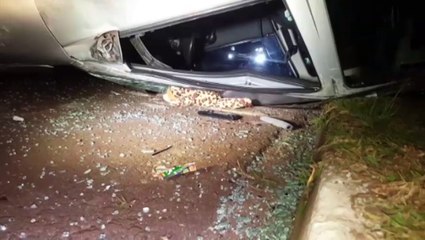 Corsa capota após colisão no Bairro Cascavel Velho