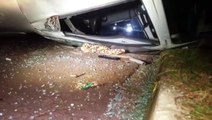 Corsa capota após colisão no Bairro Cascavel Velho