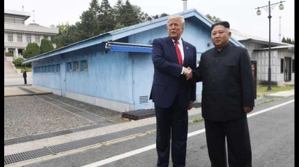 Kim Jong Un et Donald Trump se serrent la main à la frontière des deux Corées