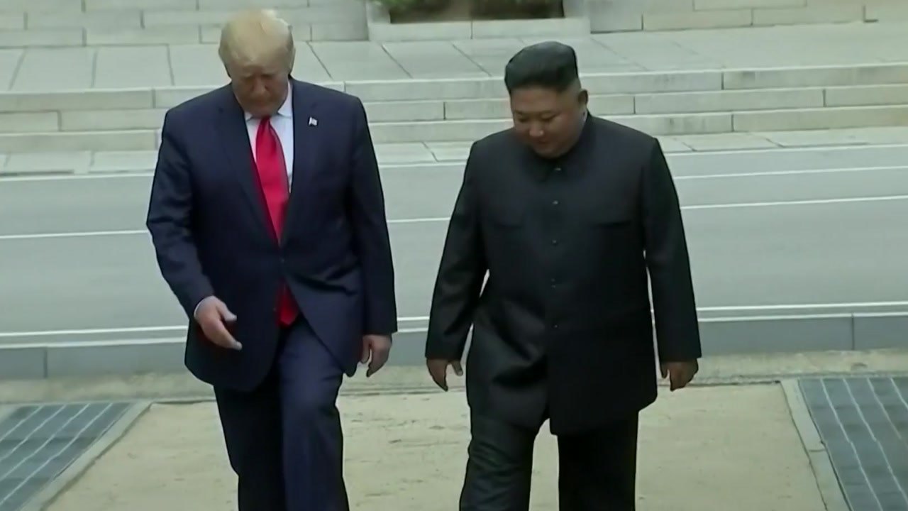 남북미 정상 '역사적' 판문점 회동...트럼프 美 대통령 처음으로 북한 땅 밟아 / YTN