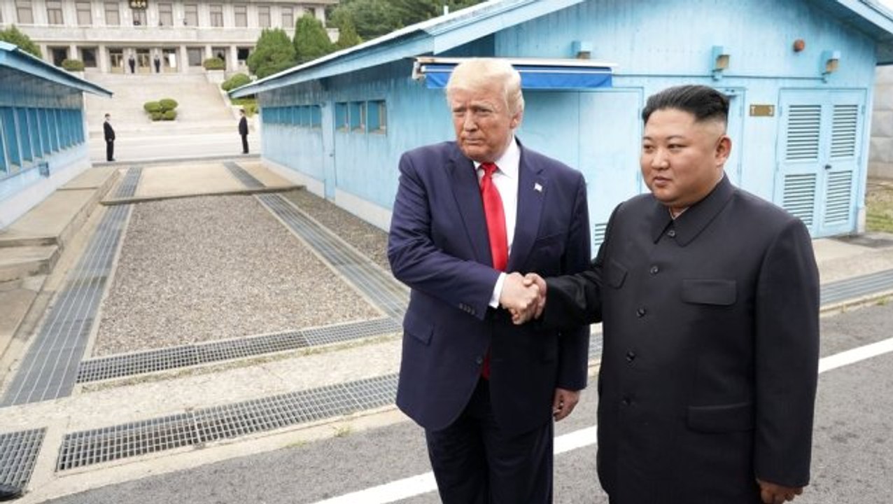 Kuzey Kore zirvesi: Donald Trump görevindeyken Kuzey Kore'ye adım atan ilk ABD başkanı oldu