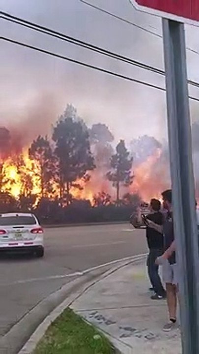 Feu violent à Miami filmé par des abrutis