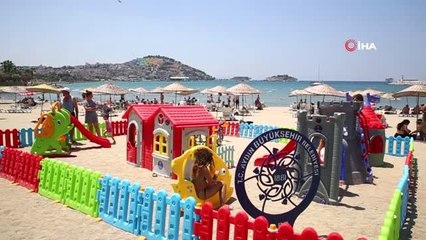 Sahile kurulan oyun parkları hem çocukları hem de ailelerini mutlu etti