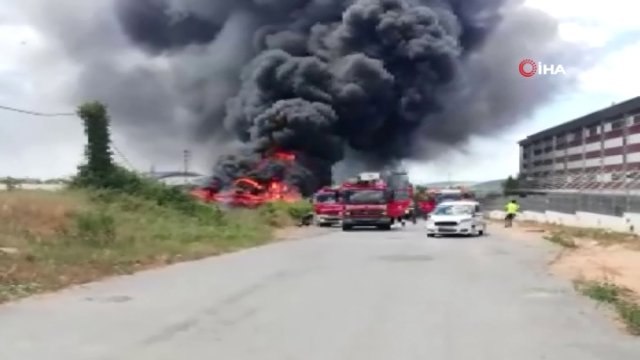 Tuzla'da boş arazideki teknelerde yangın