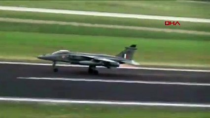 Kuş sürüsüne çarpınca bombaları piste bıraktı