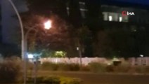 Antalya'da aydınlatma direğinin lambası alev alıp yandı