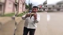 Evinde gördüğü yılanı elleriyle yakalayarak doğaya saldı