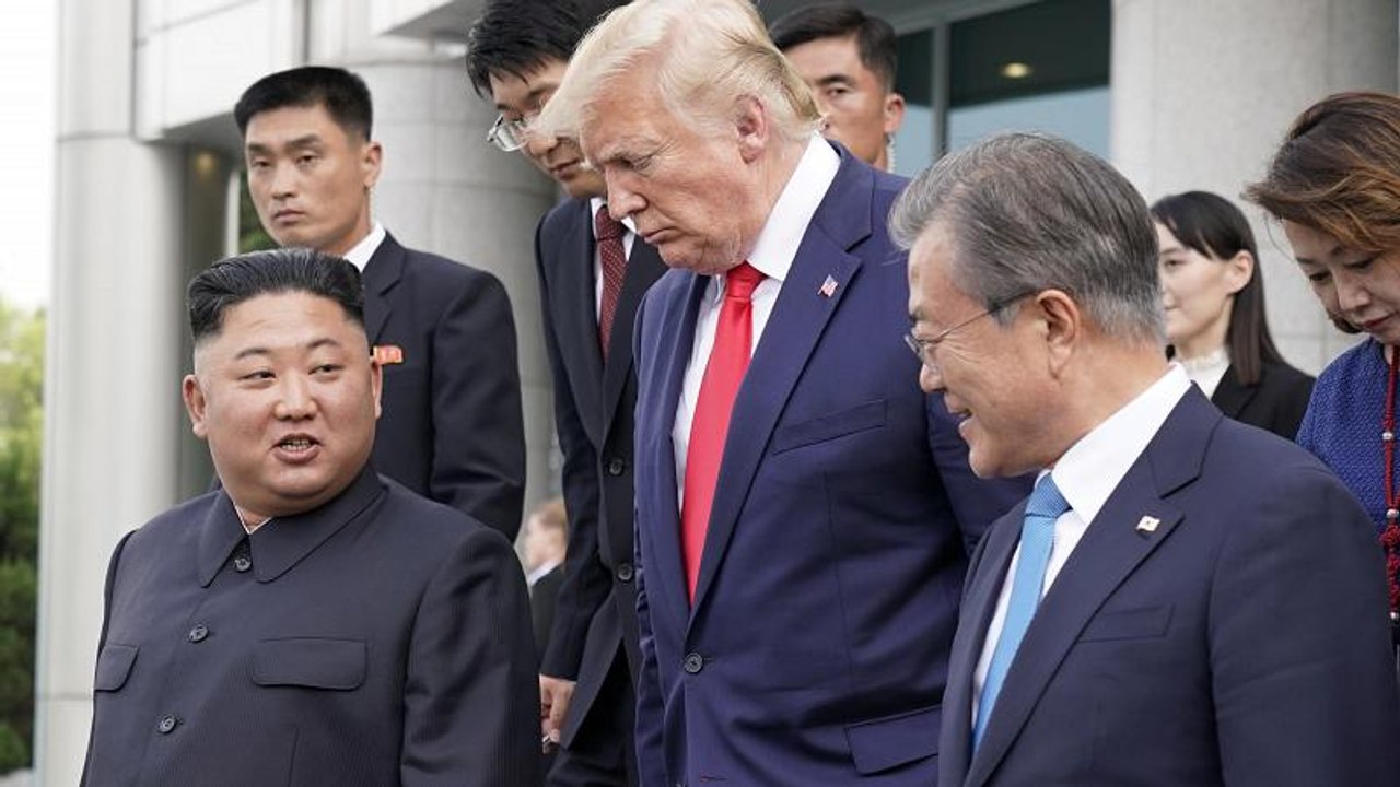 Первая встреча Трампа и Кима на северокорейской...