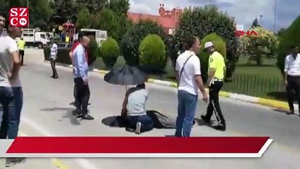 Download Video: Ambulans gelene kadar kazada yaralanan annesinin üzerine şemsiye tuttu