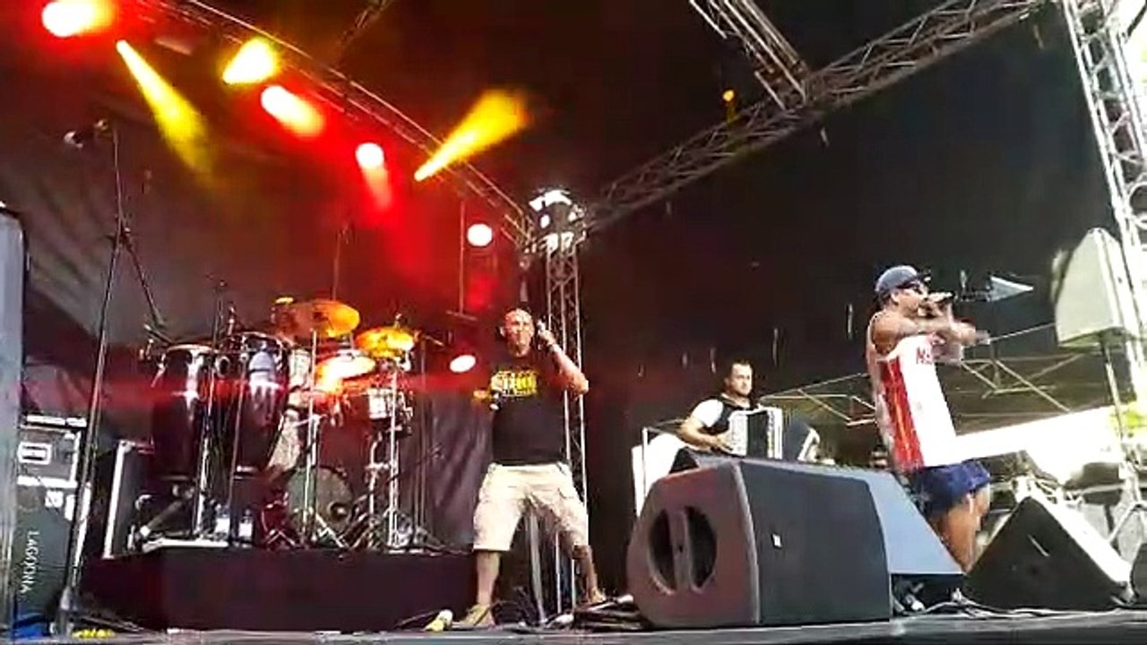 Le très festif groupe Sidi Wacho sur la scène B de Rencontres et Racines pour le dernier jour de festival