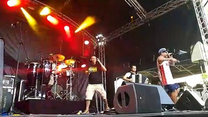 Le très festif groupe Sidi Wacho sur la scène B de Rencontres et Racines pour le dernier jour de festival
