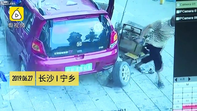 Une dalle tombe sur cette voiture pendant un changement de pneu !