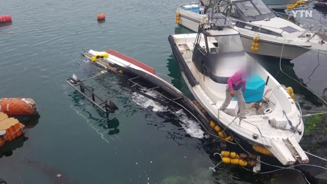 정박 중이던 레저 보트 화재...1척 전복 / YTN