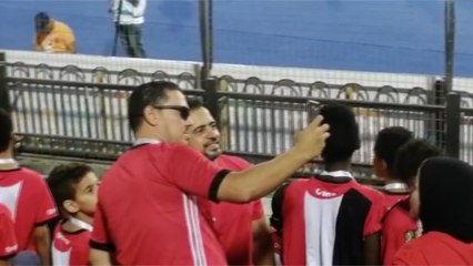 الجمهور يلتقط السيلفي مع الداعية مصطفى حسني في المدرجات