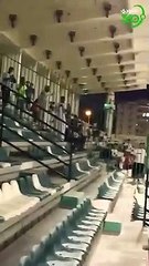 مشجع أهلاوي يوجه رسائل خاصة من المدرجات