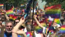 Nueva York celebra el Orgullo Gay con una marcha masiva, a los 50 años de Stonewall