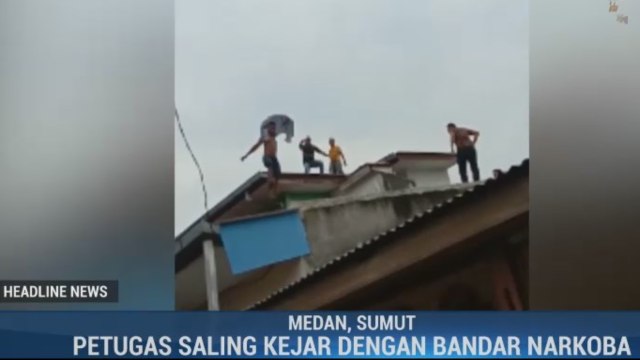 Aksi Kejar-kejaran Polisi dan Bandar Narkoba di Atap Rumah