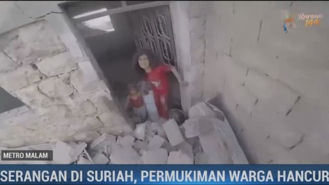 Detik-detik Relawan Selamatkan Anak-anak Suriah dari Reruntuhan Bangunan